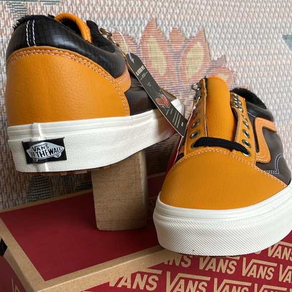 Vans Men’s Old Skool Mte (Mte) Apricot/Black
VN0A348F2NF
Sneakers All Weather - Picture 10 of 16